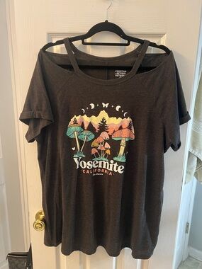 Yosemite Graphic Tee with Mushroom Print - Black